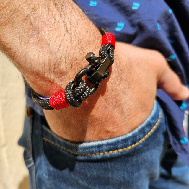 CAPTAIN Black Shackle Bracelet - Red